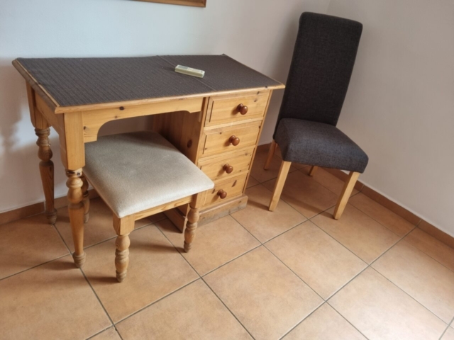 Main bedroom Dressing table with stool and chair